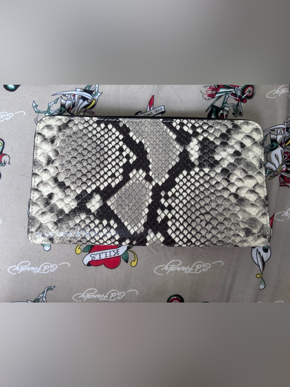 LIKE NEW! TORY BURCH Snakeskin Leather Zip Wallet Gray White Black Snake Print - Picture 3 of 9